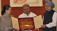 प्रधानमंत्री डॉ. मनमोहन सिंह एवं सोनिया गाँधी से इंदिरा गाँधी राष्ट्रीय एकता पुरस्कार प्राप्त करते हुए प्रसिद्ध गीतकार गुलज़ार