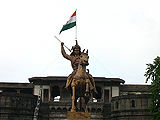 Bajirao-Statue-Shaniwar-Wada-Pune.jpg